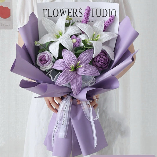 Raminho artesanal de flores roxas crochetadas com lírios, rosas, lavandas e outras