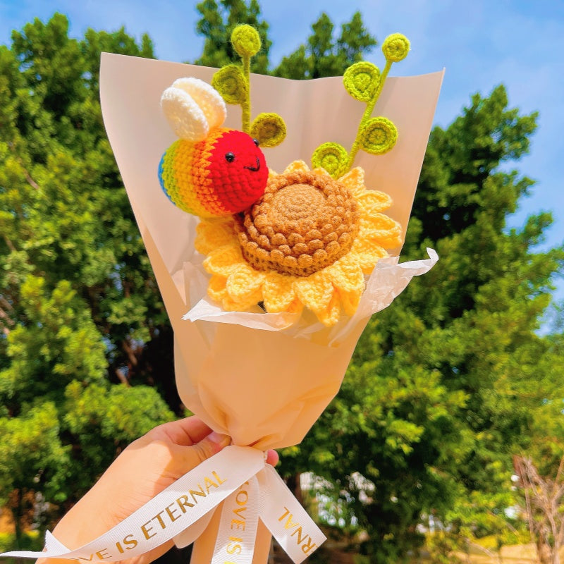 手工鉤織春日主題花束:向日葵、尤加利葉與繽紛蜜蜂裝飾——適合任何場合的獨特禮物