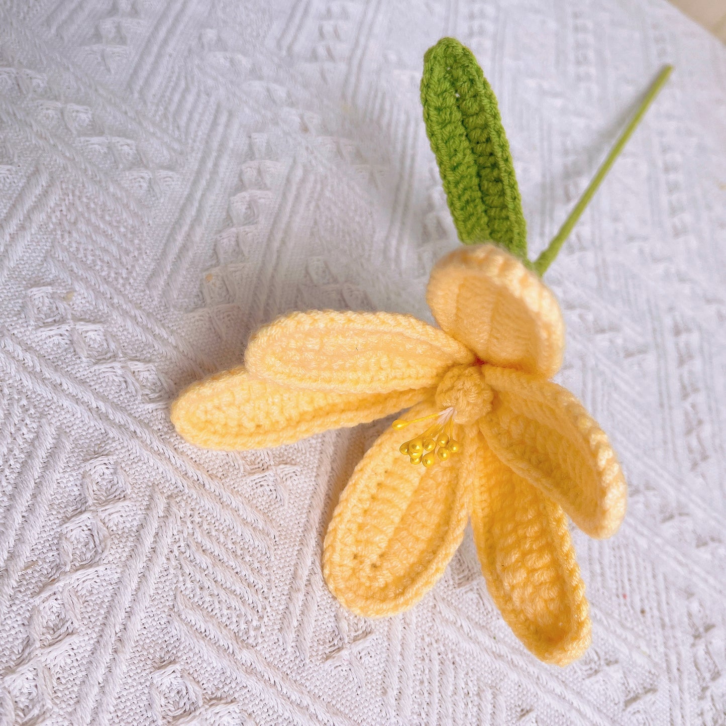 手工絨鉤編織的春日綻彩花束 - 繽紛多彩的玫瑰、向日葵、絨球花、康乃馨及鬱金香組合