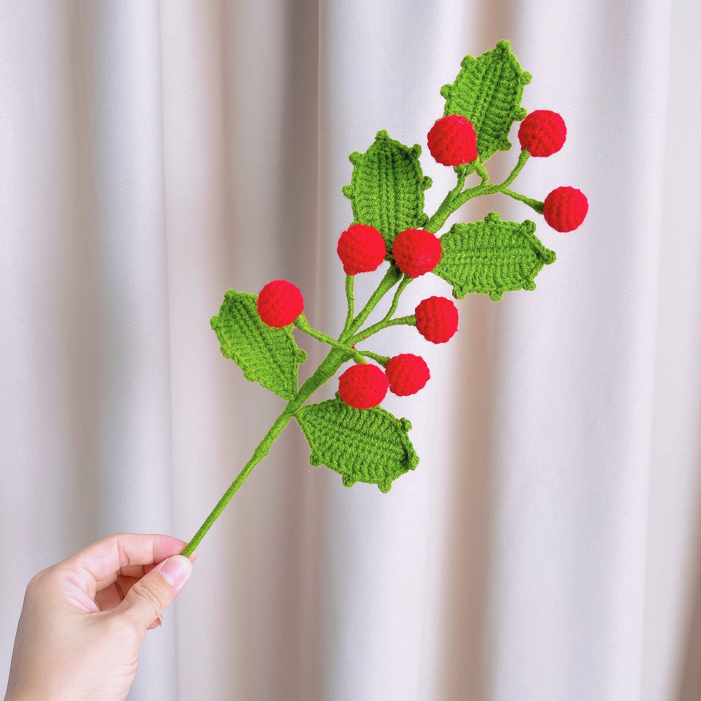 Ramo de flores de acebo para el mes de nacimiento de diciembre - Arreglo floral de cumpleaños y Navidad hecho a mano con ganchillo, envuelto con una decoración festiva