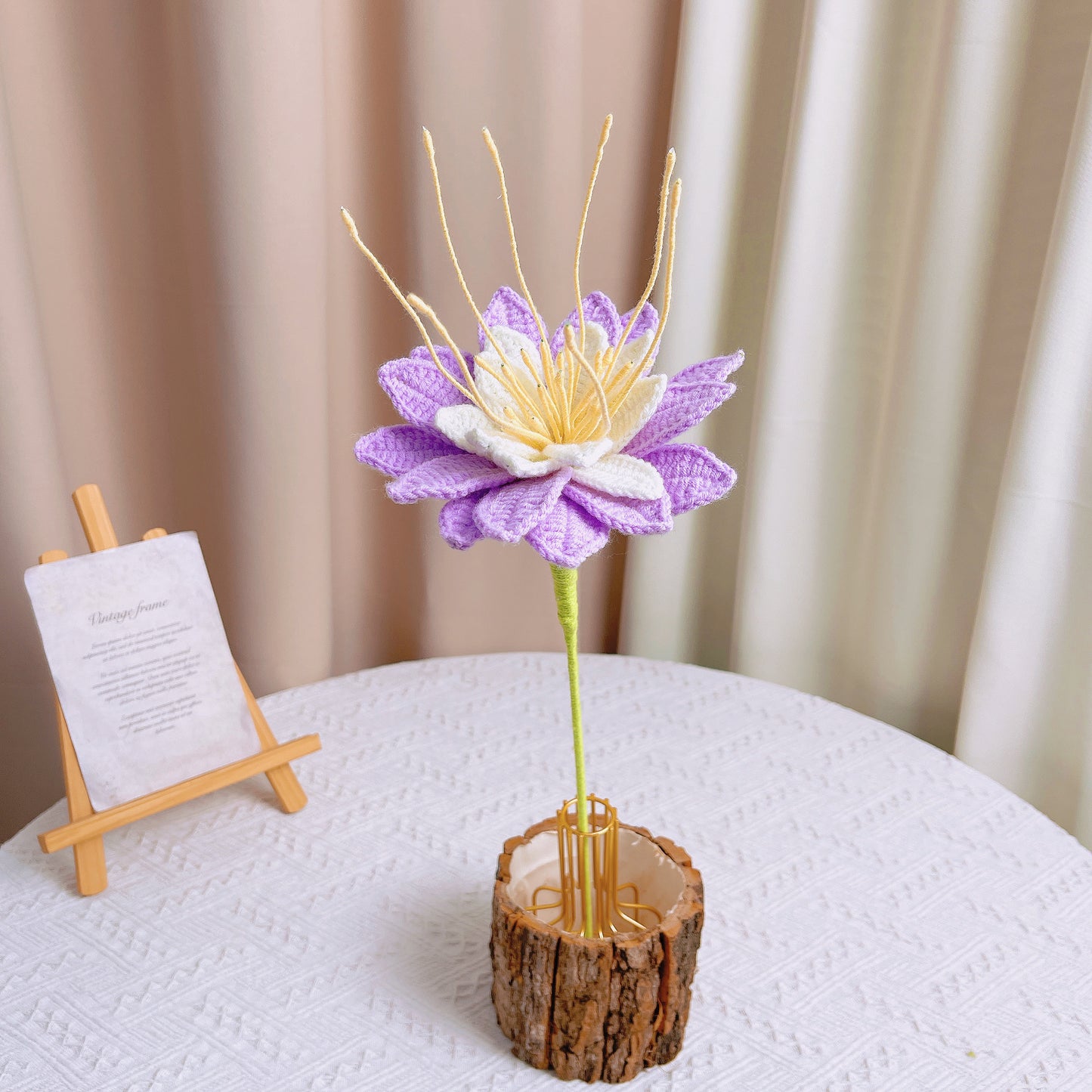 Bukiet fioletowych lilii wodnych na Urodziny Miesiąca Lipca - Ręcznie Hakowany Arrangement z Pojedynczą Łodygą Kwiatu Urodzinowego z Eleganckim Owijąciem