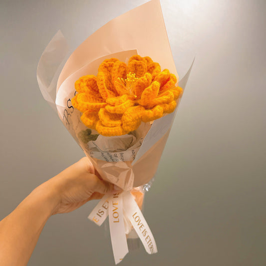 Mazzo di calendule dedicato al mese di nascita di ottobre - composizione floreale per compleanni a gambo singolo a crochet fatto a mano, con avvolgimento festivo