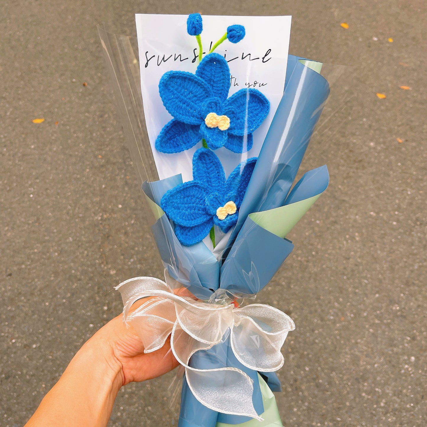 Mazzo di orchidee dedicato al mese di nascita di agosto - Regalo di fiore per compleanni e anniversari a gambo singolo artigianale a crochet per gli amici e famigliari nati in agosto