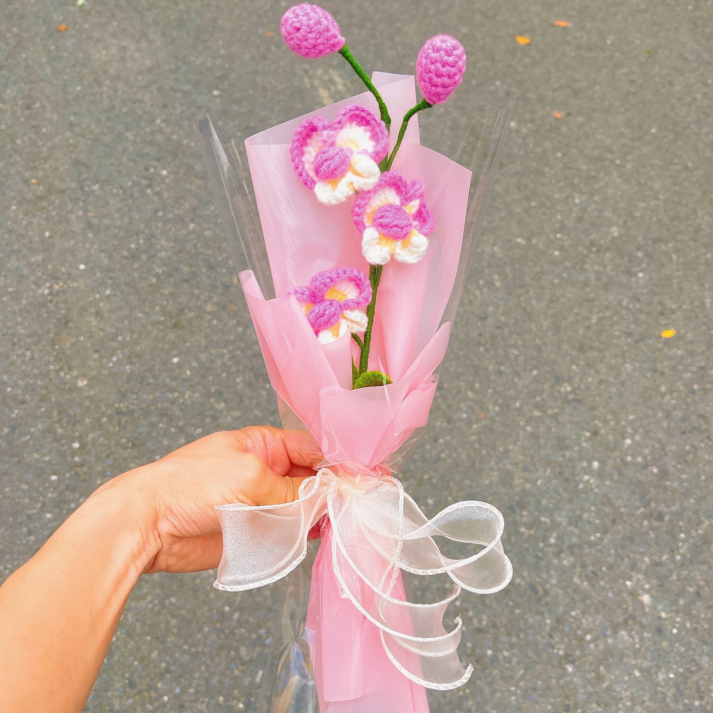 Mazzo di orchidee dedicato al mese di nascita di agosto - Regalo di fiore per compleanni e anniversari a gambo singolo artigianale a crochet per gli amici e famigliari nati in agosto
