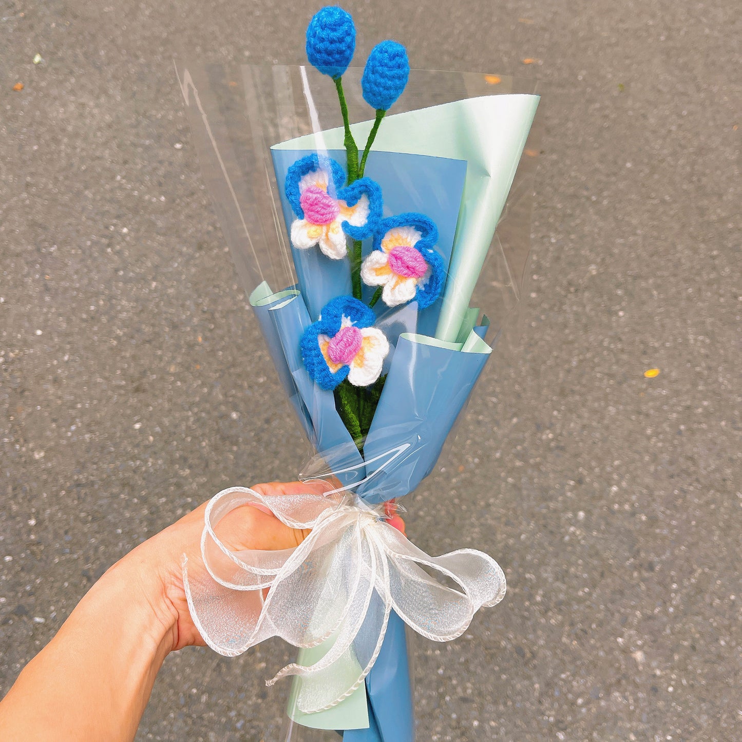 Mazzo di orchidee dedicato al mese di nascita di agosto - Regalo di fiore per compleanni e anniversari a gambo singolo artigianale a crochet per gli amici e famigliari nati in agosto