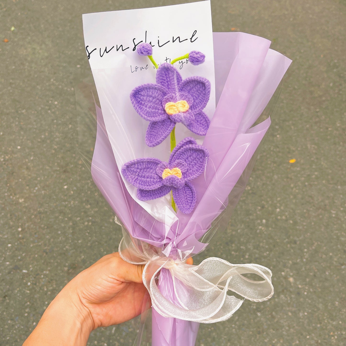 Mazzo di orchidee dedicato al mese di nascita di agosto - Regalo di fiore per compleanni e anniversari a gambo singolo artigianale a crochet per gli amici e famigliari nati in agosto