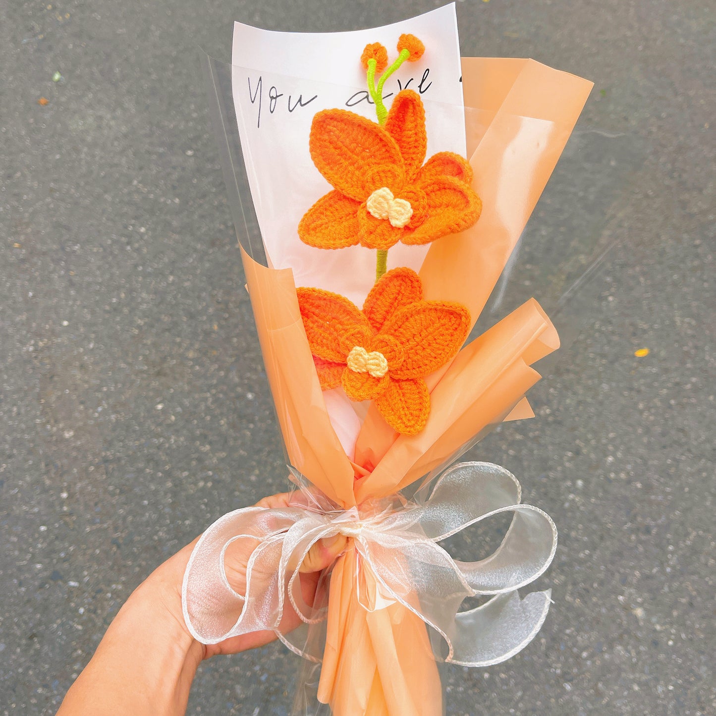 Mazzo di orchidee dedicato al mese di nascita di agosto - Regalo di fiore per compleanni e anniversari a gambo singolo artigianale a crochet per gli amici e famigliari nati in agosto