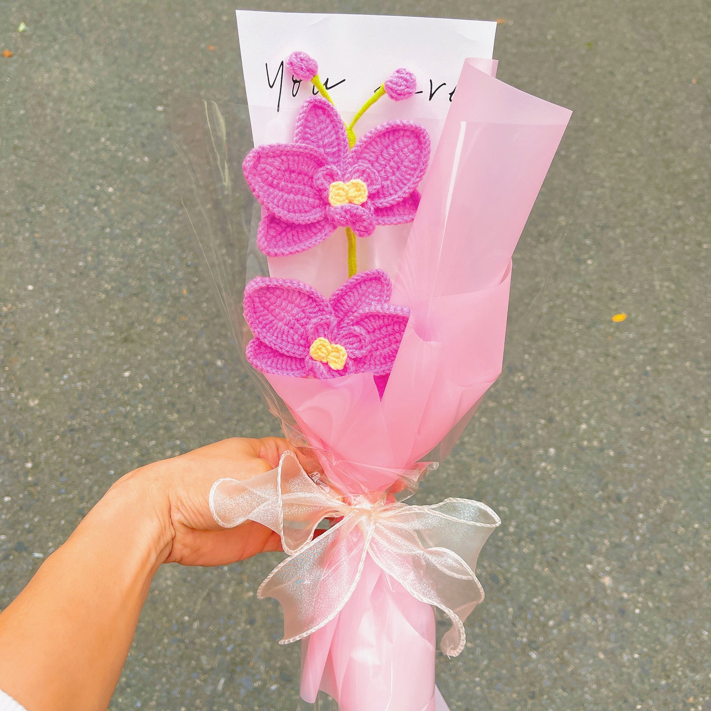 Mazzo di orchidee dedicato al mese di nascita di agosto - Regalo di fiore per compleanni e anniversari a gambo singolo artigianale a crochet per gli amici e famigliari nati in agosto