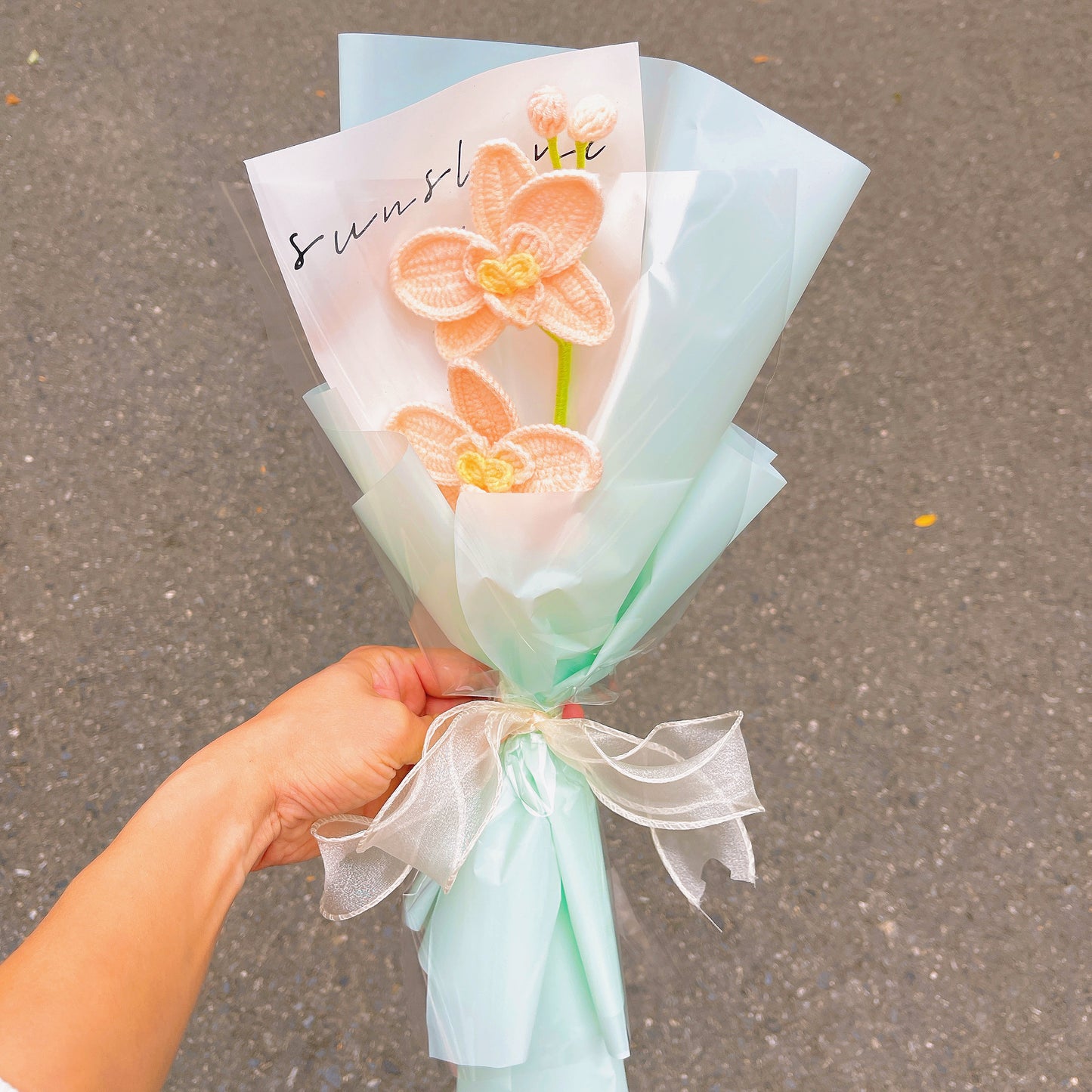Mazzo di orchidee dedicato al mese di nascita di agosto - Regalo di fiore per compleanni e anniversari a gambo singolo artigianale a crochet per gli amici e famigliari nati in agosto