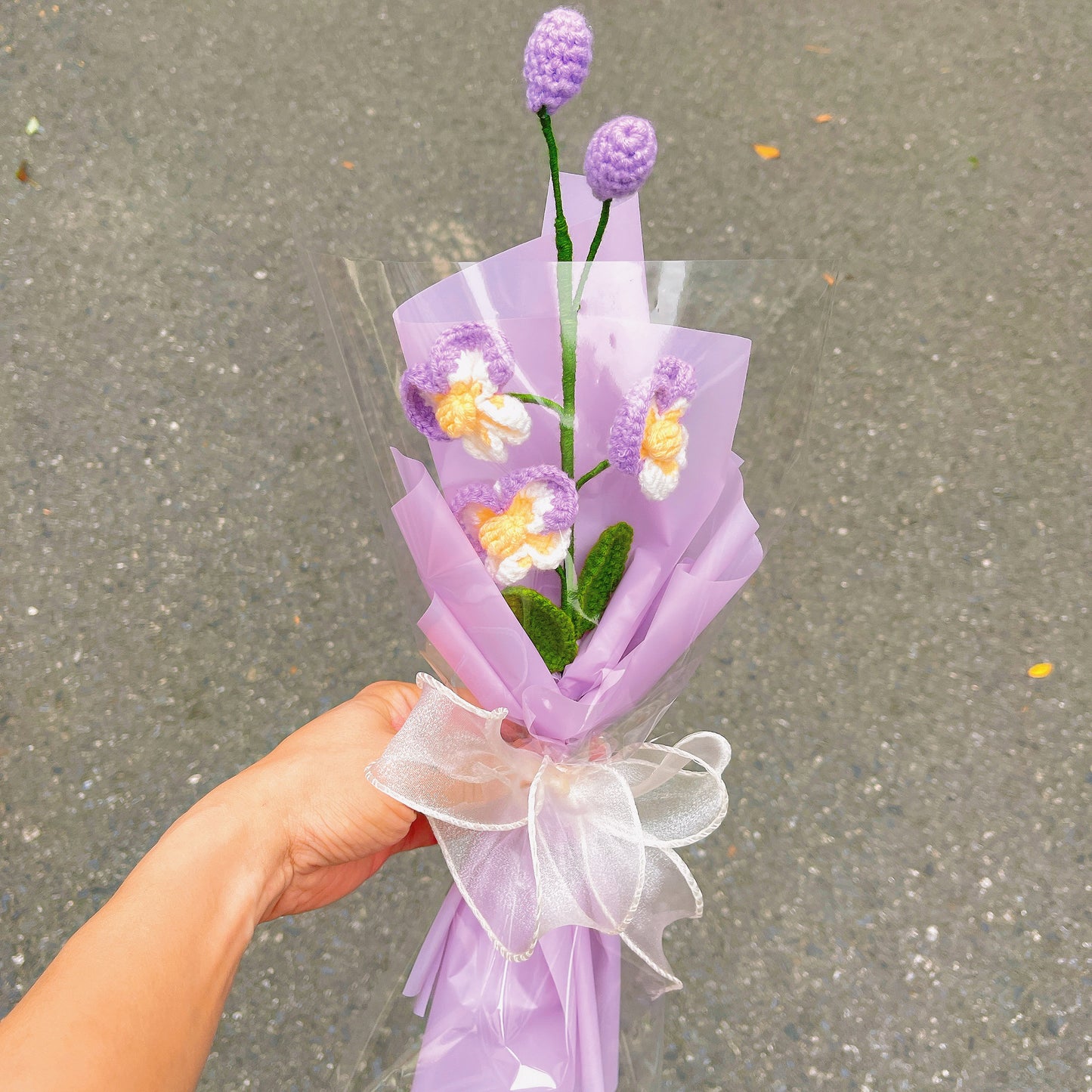 Mazzo di orchidee dedicato al mese di nascita di agosto - Regalo di fiore per compleanni e anniversari a gambo singolo artigianale a crochet per gli amici e famigliari nati in agosto