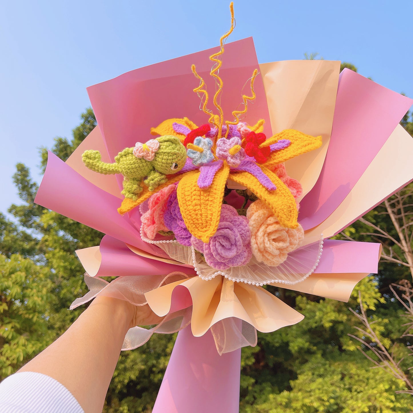 公主晨露鉤針編織變色龍花束(含8朵玫瑰)—— 送女友/妻子週年紀念、畢業慶典禮物