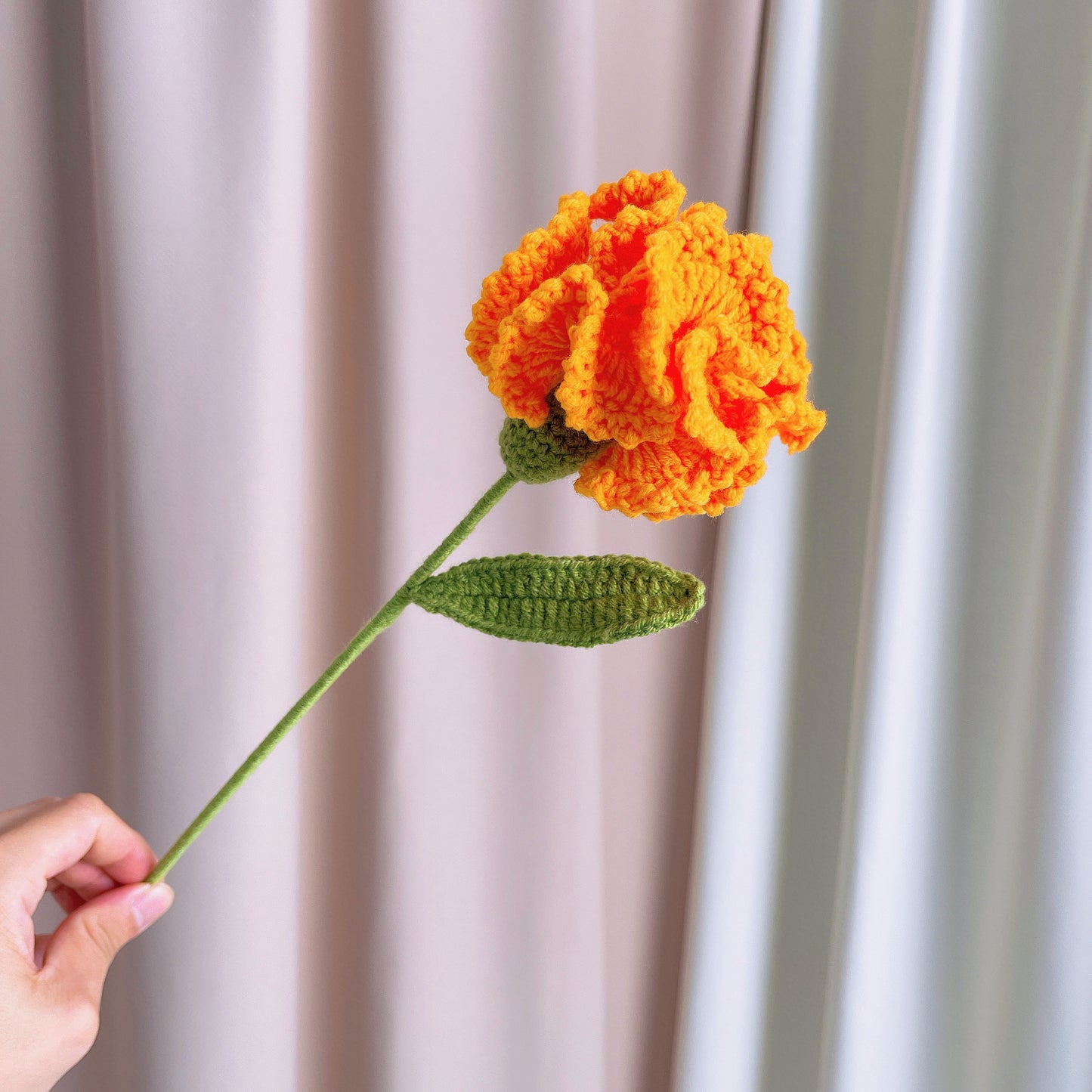 手工縫製黃色康乃馨花束,繡有「I ❤ U MOM」字樣——適合母親節感恩、生日或特別場合