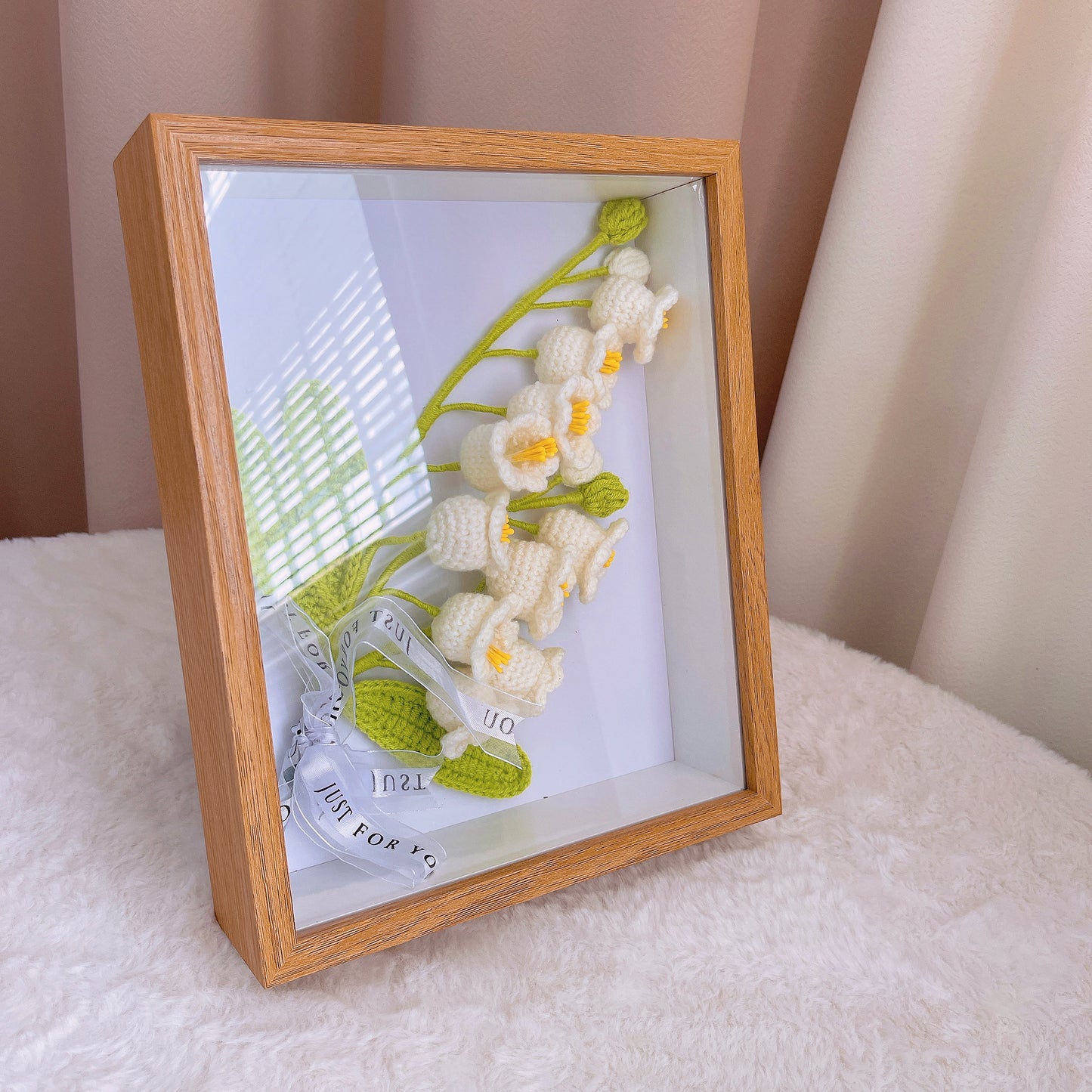 手工繡球鈴蘭鉤針編織相框裝飾 - 木質壁飾、桌面擺飾、獨特婚禮禮物、週年紀念、母親節禮物。