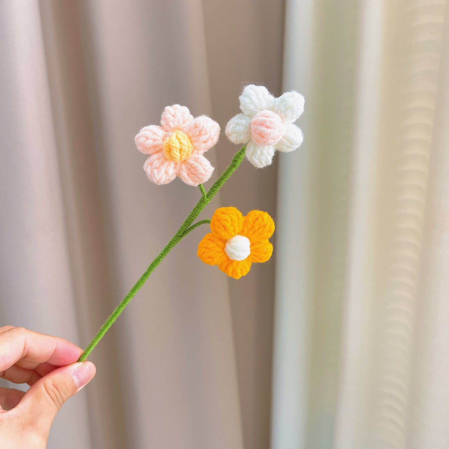 華麗手工鉤針編織「甜美陽光」花束,含玫瑰、鬱金香、百合、尤加利葉等——完美適用於情人節、母親節、表白、道歉或任何場合