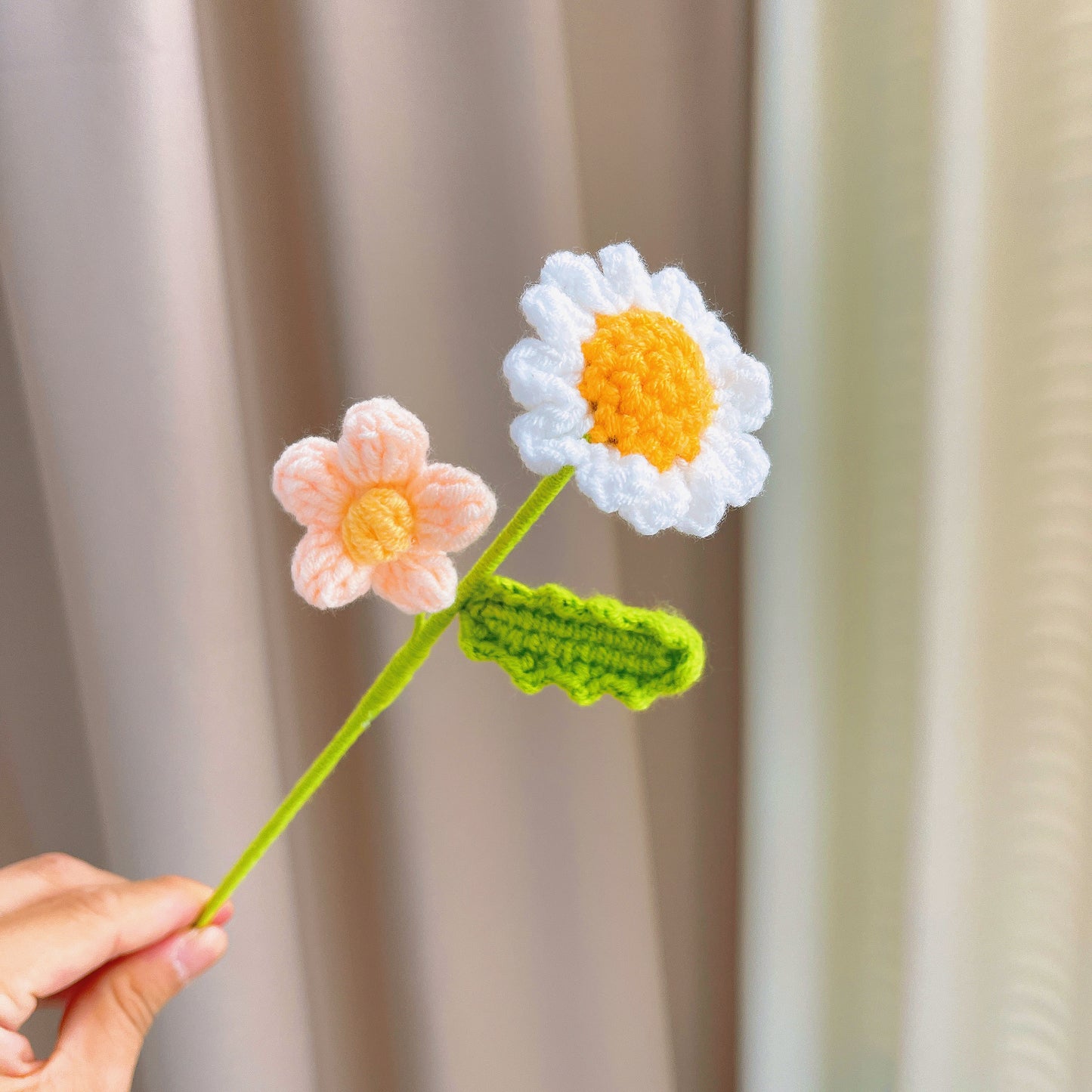 華麗手工鉤針編織「甜美陽光」花束,含玫瑰、鬱金香、百合、尤加利葉等——完美適用於情人節、母親節、表白、道歉或任何場合