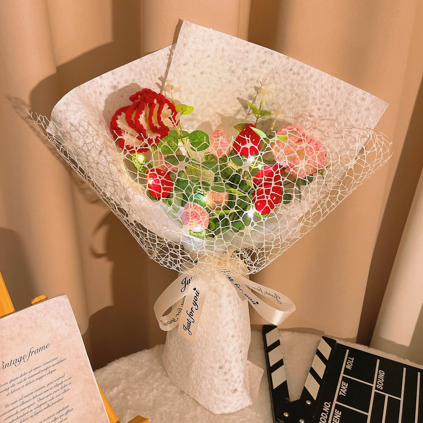 鉤針編織草莓花束 - 經典白與粉紅康乃馨 - 優雅白與紅色點綴 - 即送禮花藝擺設