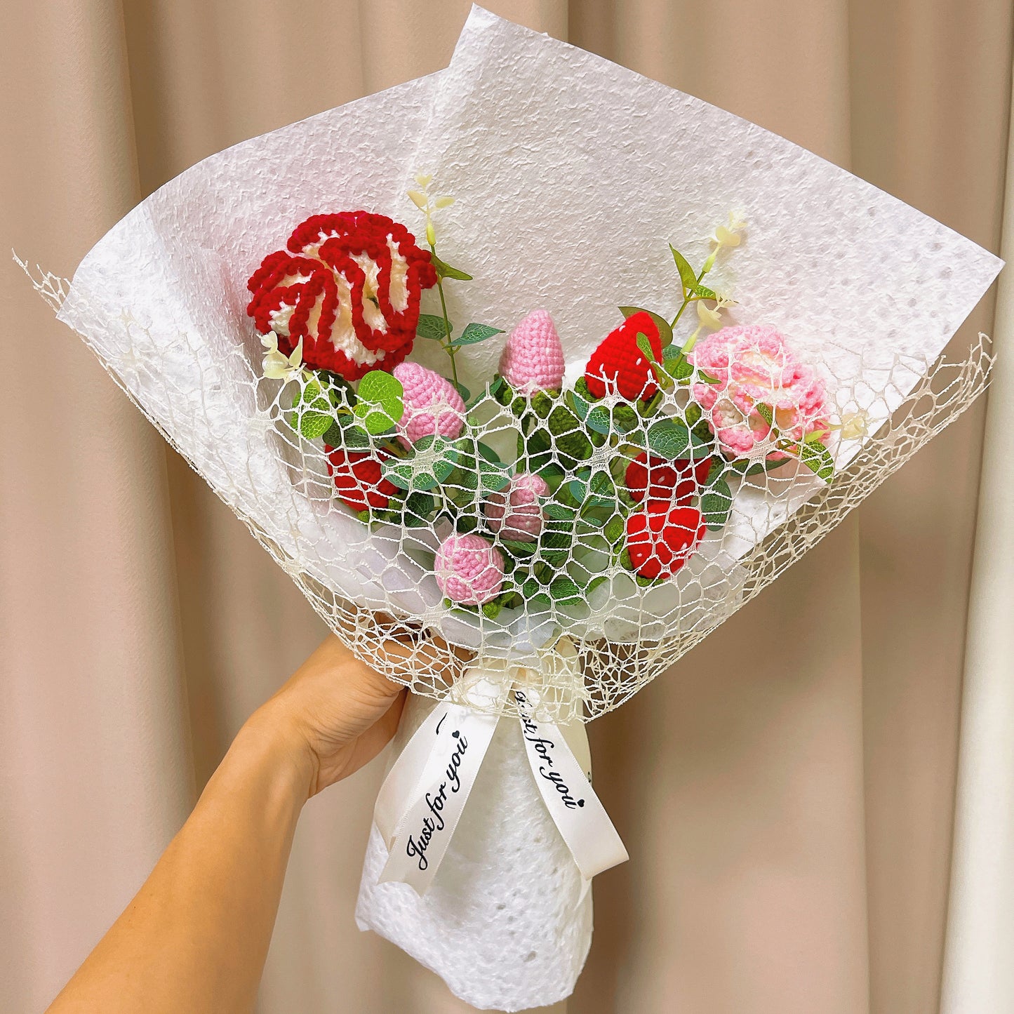 鉤針編織草莓花束 - 經典白與粉紅康乃馨 - 優雅白與紅色點綴 - 即送禮花藝擺設