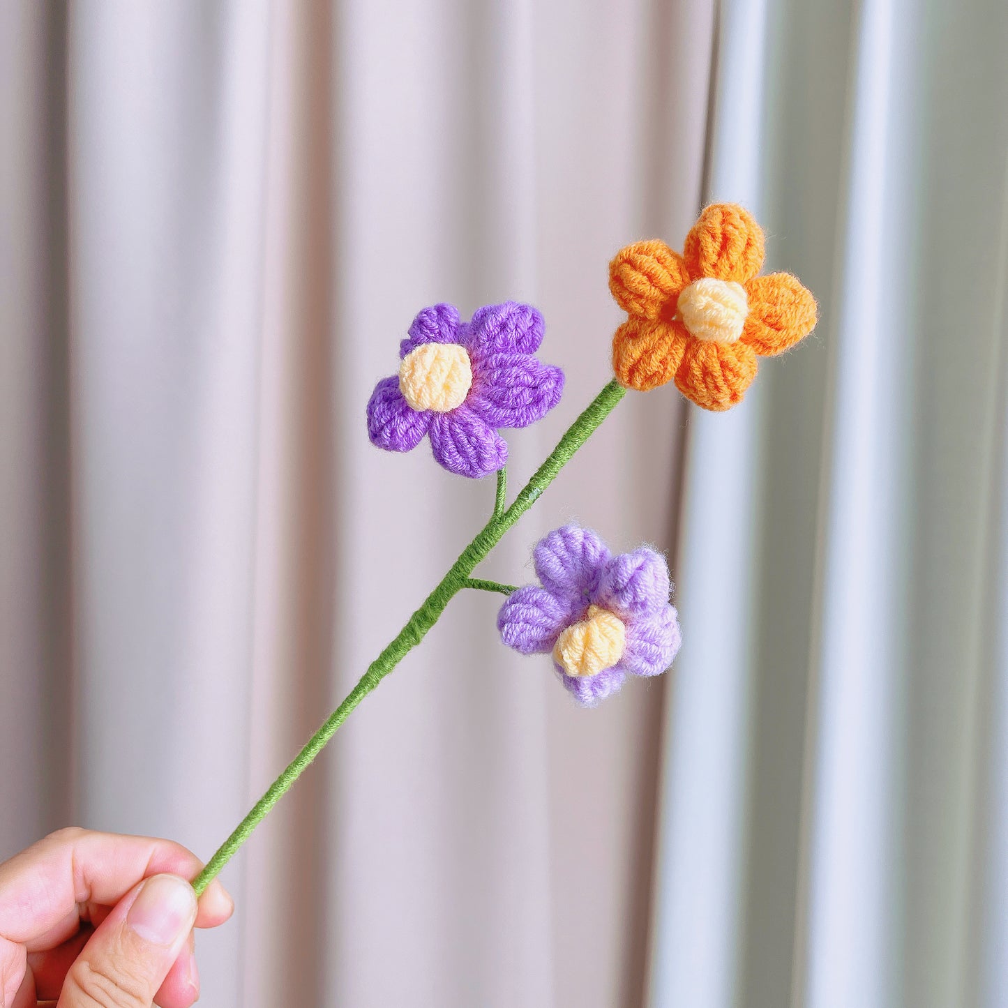 手工鉤織夏季薰衣草花束 - 紫色調、向日葵、玫瑰色澤、薰衣草色、奶油色與鮮豔點綴