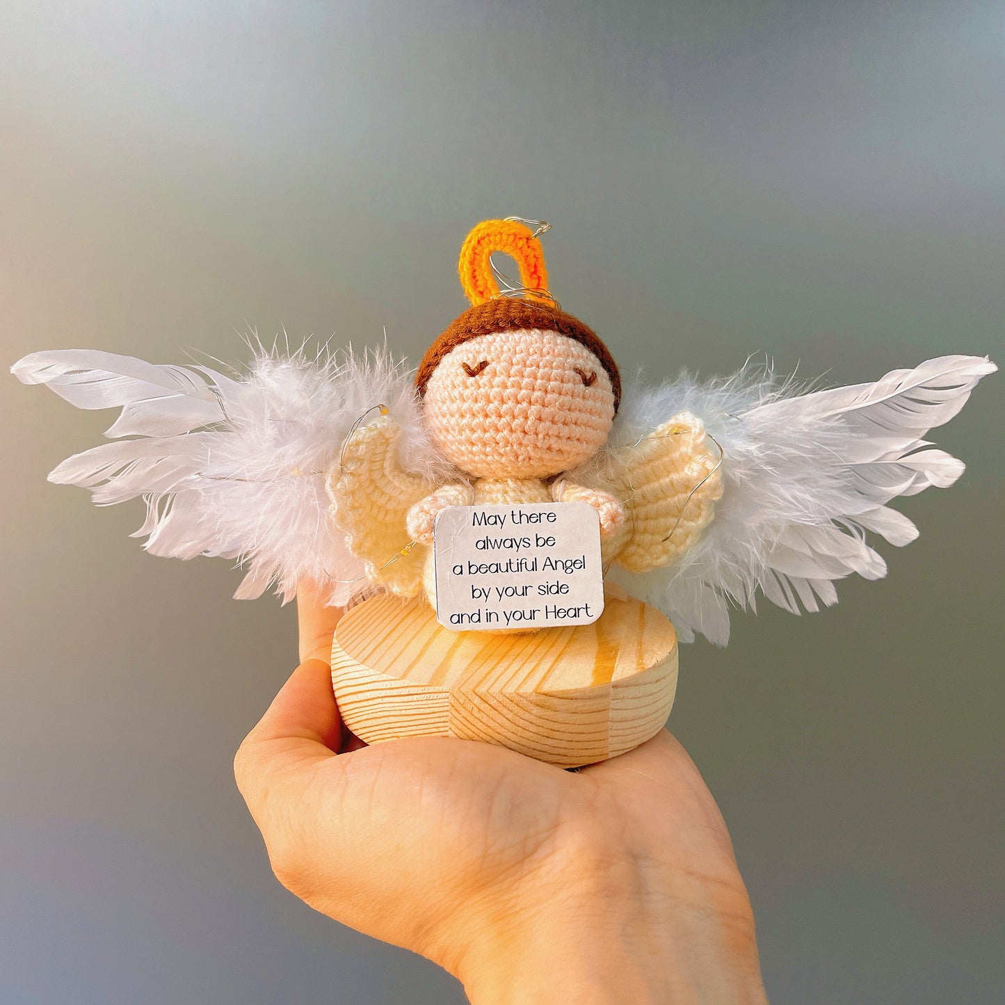 Figura di Angelo a Maglia con Biglietto Ispirazionale Personalizzabile - Regalo Artigianale Decorativo di Carattere Spirituale con Luci LED per il Sollievo dall'Ansia, Regalo di Auguri di Guarigione, Natale, Cattolico, Cristiano e Supporto Emotivo