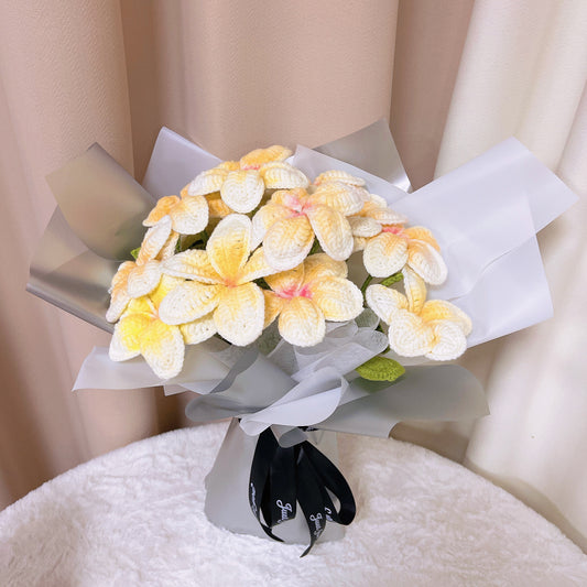 Bouquet di 12 Frangipani a mano in crocheto con confezione bianca e argento - Petali gialli con animi arancioni