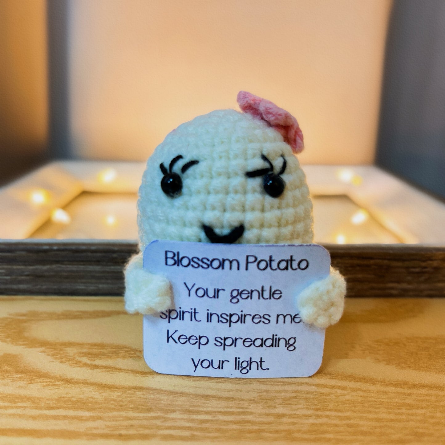 手工鉤織正向土豆家族毛絨玩偶 - 情感支持、情感聯結、愛意傳遞、育兒陪伴、畢業祝福、病中慰問,可客製化正能量語錄與顏色,適用於團隊建設與會議場合