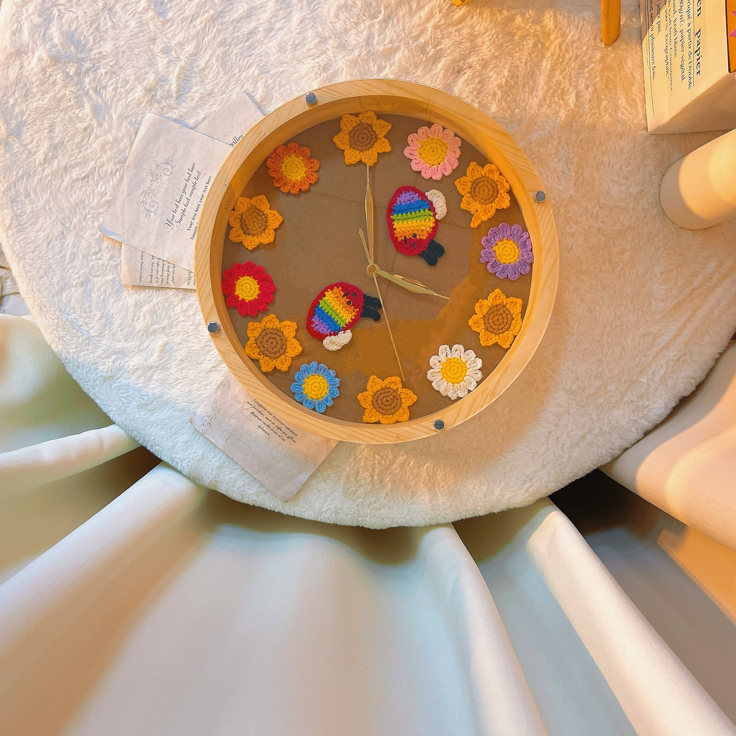 手作り木製丸型壁掛け時計「虹色ミツバチとひまわり畑」かぎ針編みひまわり・ひなぎく&虹色のハチ付き | ナチュラルインテリア・多様性を応援するギフト|リビング・キッチン・寝室用