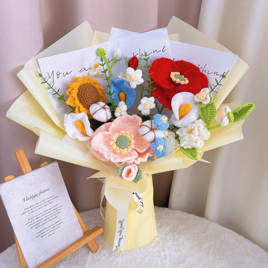 Ramo hecho a mano de belleza de Yu con ganchillo - Mezcla de dálias rojas y rosadas, lirios calla blancos y azules, peonías, algodón, girasoles, gardenias y lirios de la valle blancos. Perfecto para cualquier ocasión para seres queridos.