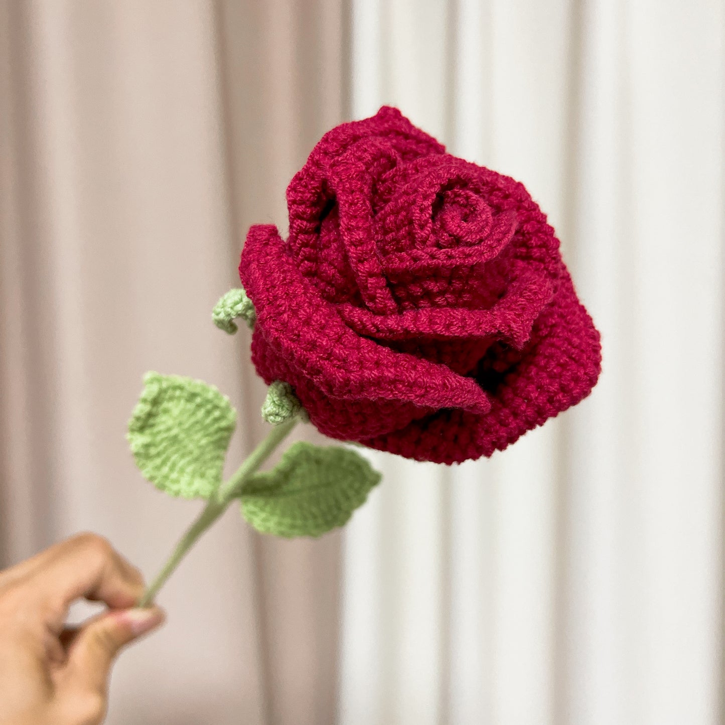 鉤針編織 6 枝勃艮第紅玫瑰花卉花束——經典手工黑紅配色,搭配尤加利葉與滿天星——完美適合作為禮品、婚禮、求婚週年紀念之選