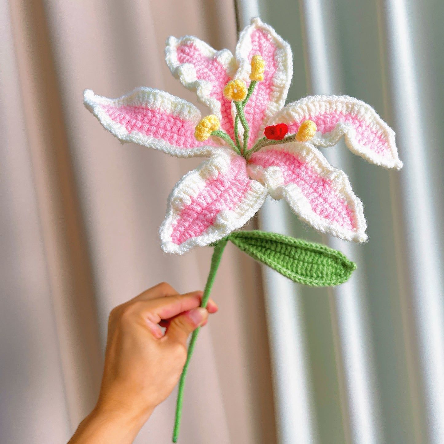 手工鉤針編織柔和色調花束,含大型粉紅玫瑰、勿忘我、非洲菊、橄欖葉飾葉及蜜桃色點綴——適合過敏體質者