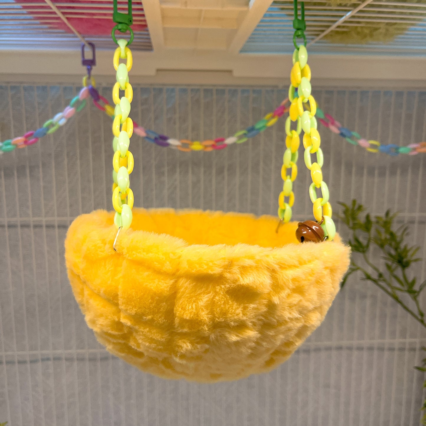 عش طيور ببغاء بتصميم أناناس مبهج - محشو بالقطن بشكل نصف دائري - مجهز بخطافات وسلاسل بلاستيكية للاستخدام في القفص - يوفر مكانًا مريحًا لنوم الطيور الأليفة