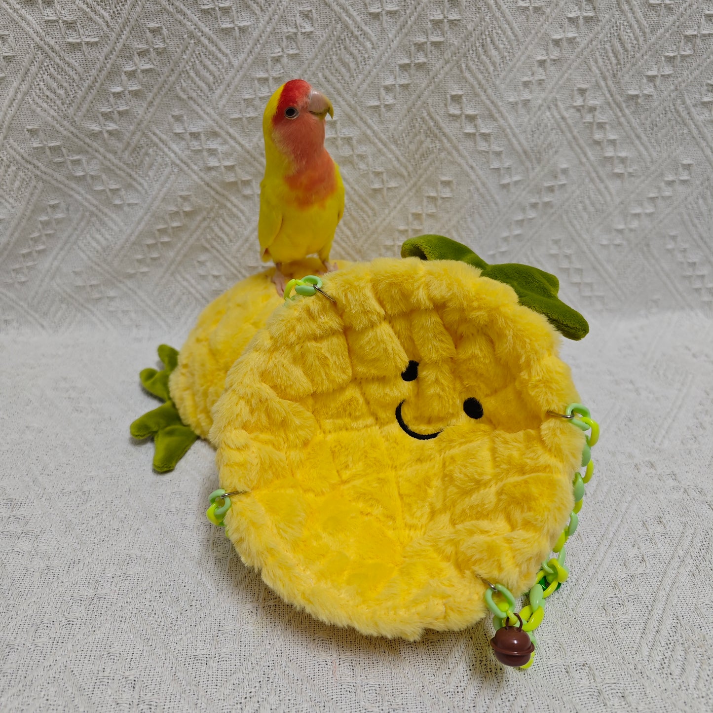 عش طيور ببغاء بتصميم أناناس مبهج - محشو بالقطن بشكل نصف دائري - مجهز بخطافات وسلاسل بلاستيكية للاستخدام في القفص - يوفر مكانًا مريحًا لنوم الطيور الأليفة