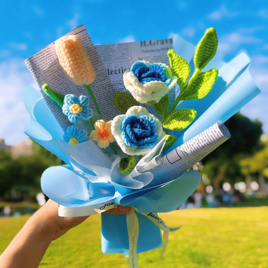 Ramo tejido a mano con ganchillo de rosas azules, lirios, pompones y verdura