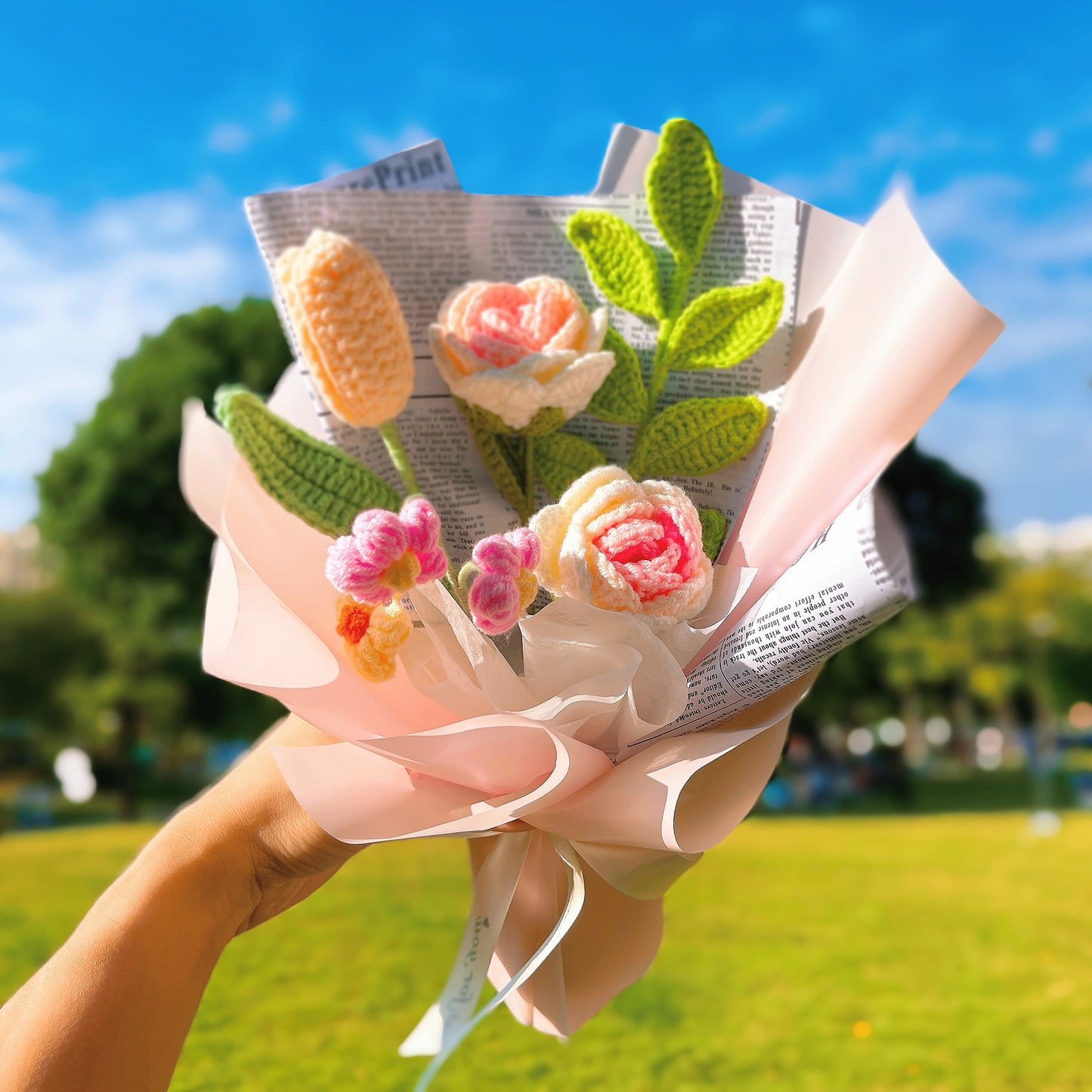 手工鉤針編織甜美柔粉玫瑰、鬱金香、小花束與綠葉花禮