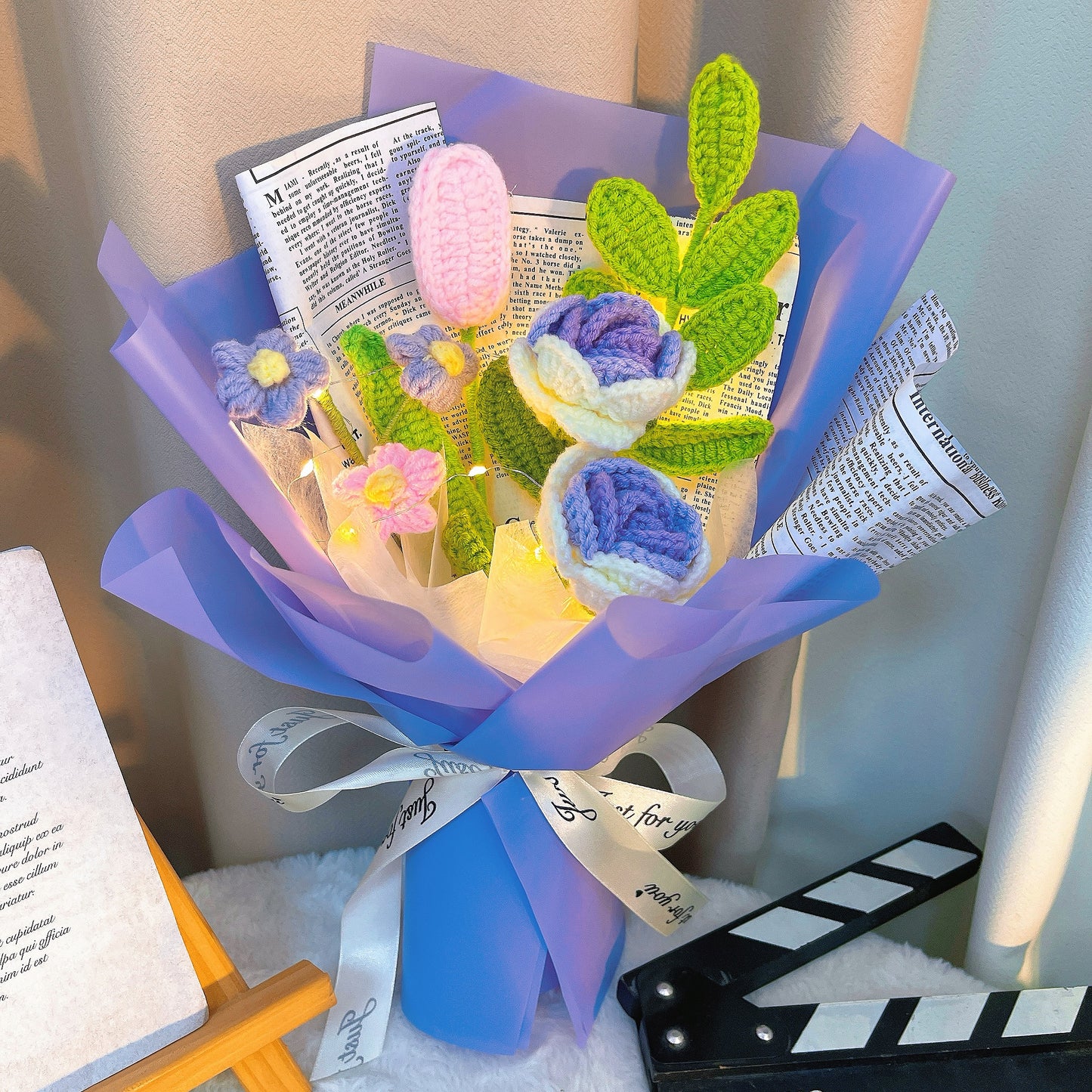 紫霧花甸:手工鉤針編織花卉花束——精緻紫調鬱金香、玫瑰、蓬鬆球花與綠葉組合