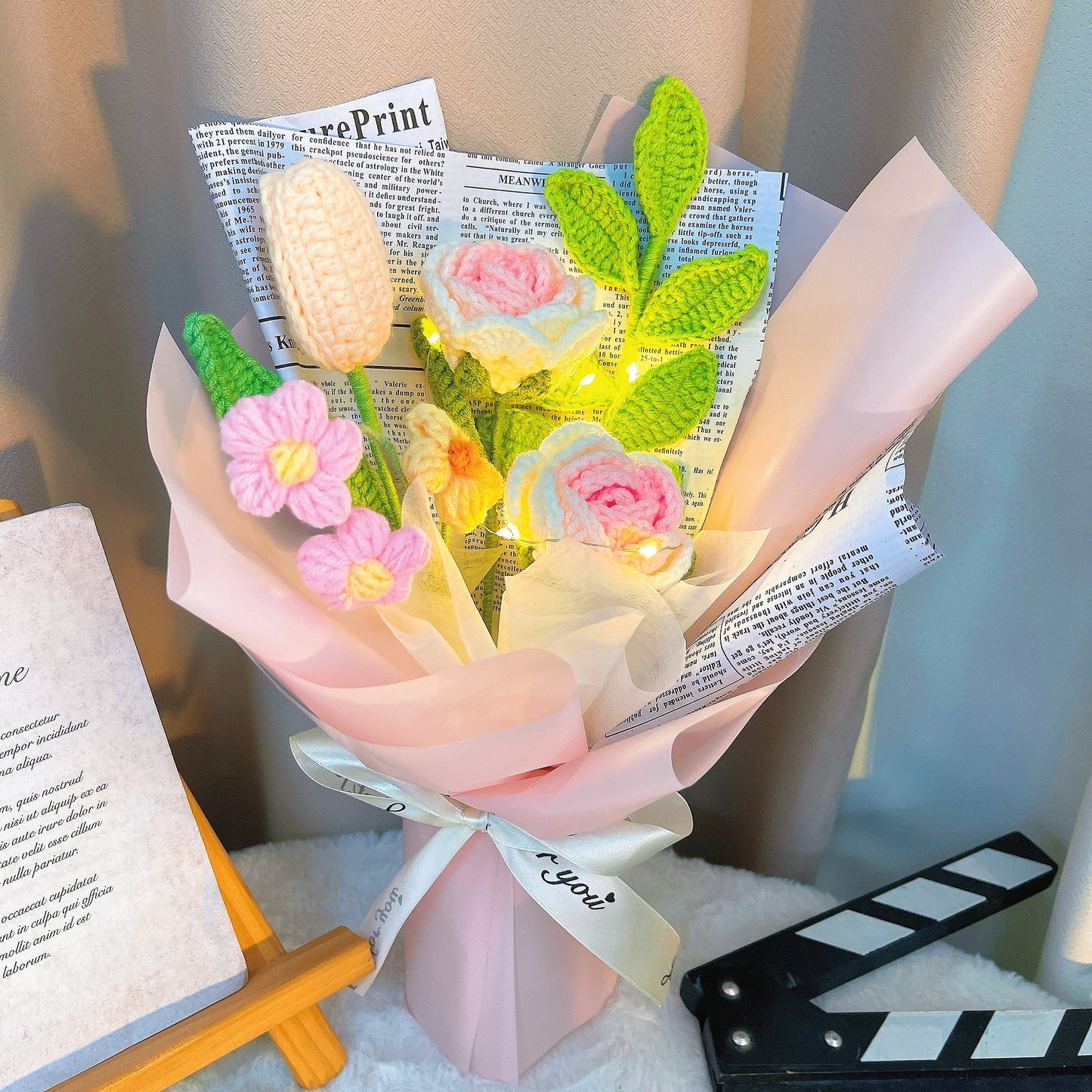 手工鉤針編織甜美柔粉玫瑰、鬱金香、小花束與綠葉花禮