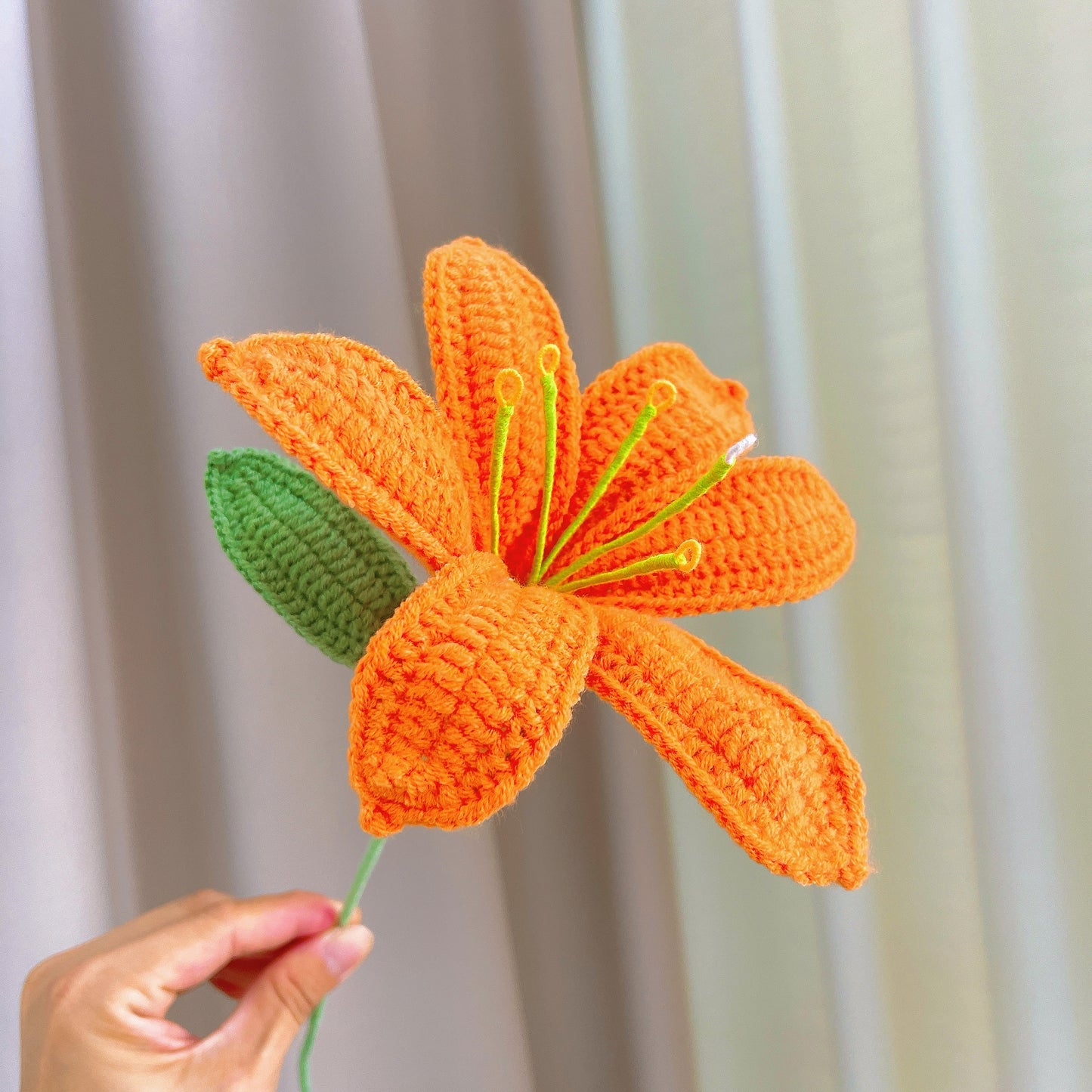 手工編織黃色和橙色向日葵百合花束-玫瑰泡芙-非常適合陽光明媚的日子、夏季慶祝活動和歡樂的場合