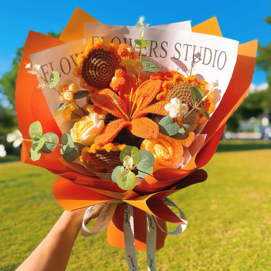 زهرة عباد الشمس المصنوعة يدوياً بالكروشه ذات نغمات الأصفر والبرتقالي - ورود ذات تدرج الأبيض إلى الأصفر والورود البرتقالية والبوف الأبيض والأصفر والبرتقالي - مثالية لليوم المشمس والاحتفالات الصيفية والمناسبات المبهجة