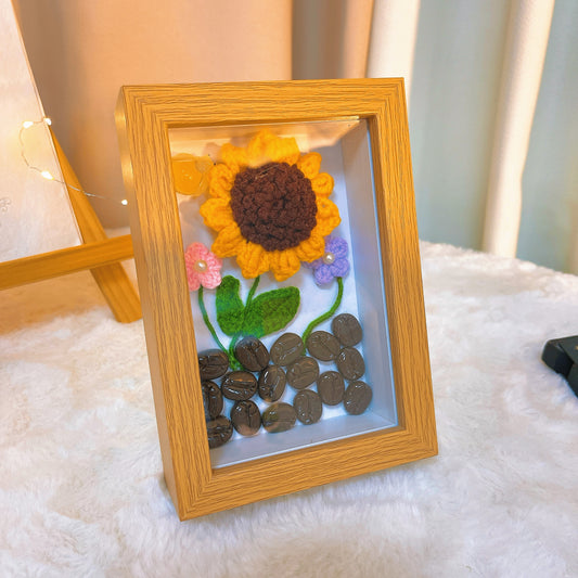 Ręcznie Robiona, Szydełkowa Ramka na Zdjęcia
Z Kwiatami, Sztucznymi Ziarnami Kawy i Świecącym Robaczkiem Świętojańskim – Wyjątkowy Prezent jako Dekoracja do Domu, na Urodziny, Wesela i Wiele Więcej