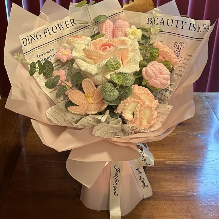 綻放華彩:手工鉤針編織粉色系列花束——以毛線與優雅織就奢華織錦,打造難忘情人節時光——玫瑰、鬱金香、圓球花、康乃馨