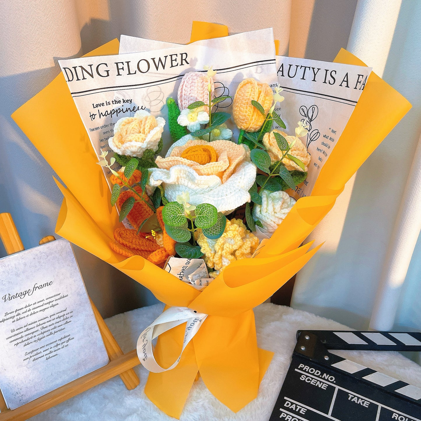 手作黃調鉤針花束|大型白黃玫瑰、郁金香、康乃馨與蓬鬆花球組合|無花粉過敏之憂,適合各種場合的暖心禮物