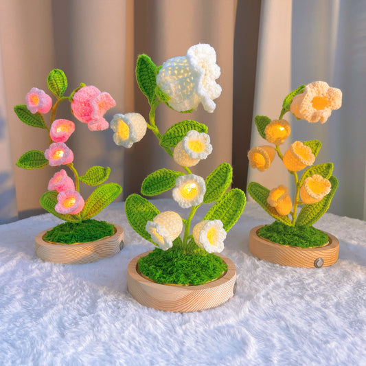 "أجراس ساحرة": مصباح زنابق الوادي الكروشيه المصنوع يدوياً، إضاءة زهرية قابلة للتخصيص مع قاعدة خشبية، مثالي للمكتب وغرفة النوم والمنزل