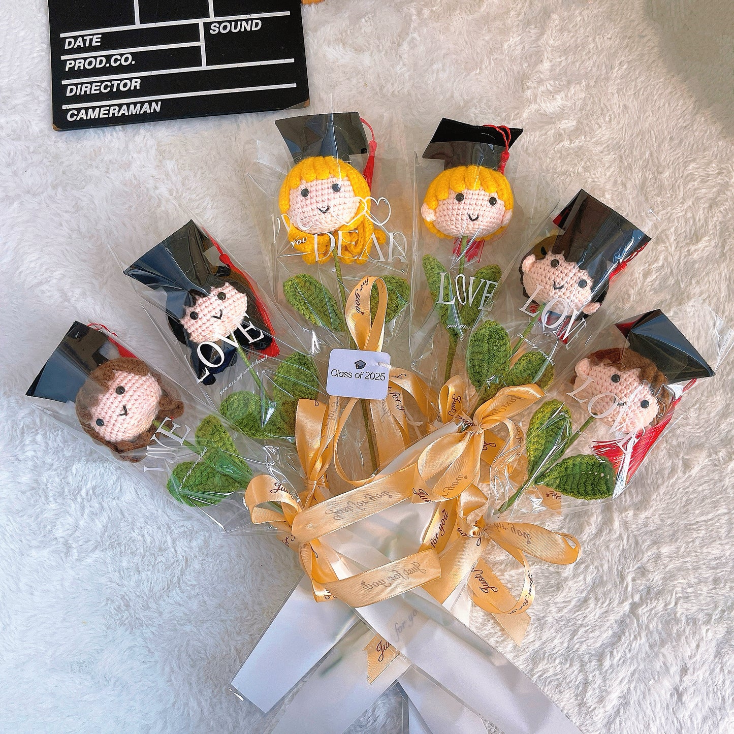 客製化鉤針編織畢業娃娃小花束 - 為畢業生打造的可客製化文字搭配3種髮色、可客製化「2025屆」卡片、透明包裝與緞帶 - 低敏畢業禮物、適合感謝師恩及校園活動