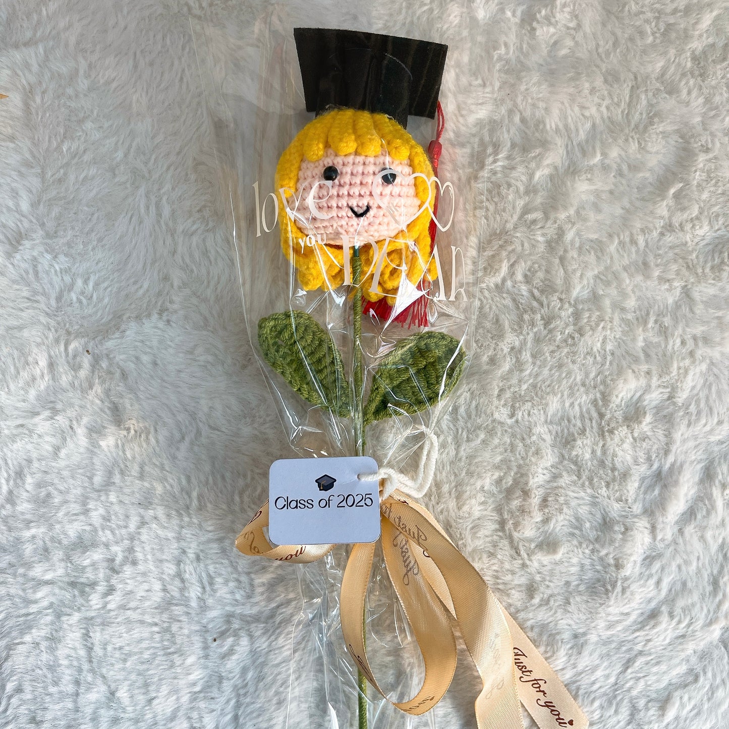 客製化鉤針編織畢業娃娃小花束 - 為畢業生打造的可客製化文字搭配3種髮色、可客製化「2025屆」卡片、透明包裝與緞帶 - 低敏畢業禮物、適合感謝師恩及校園活動