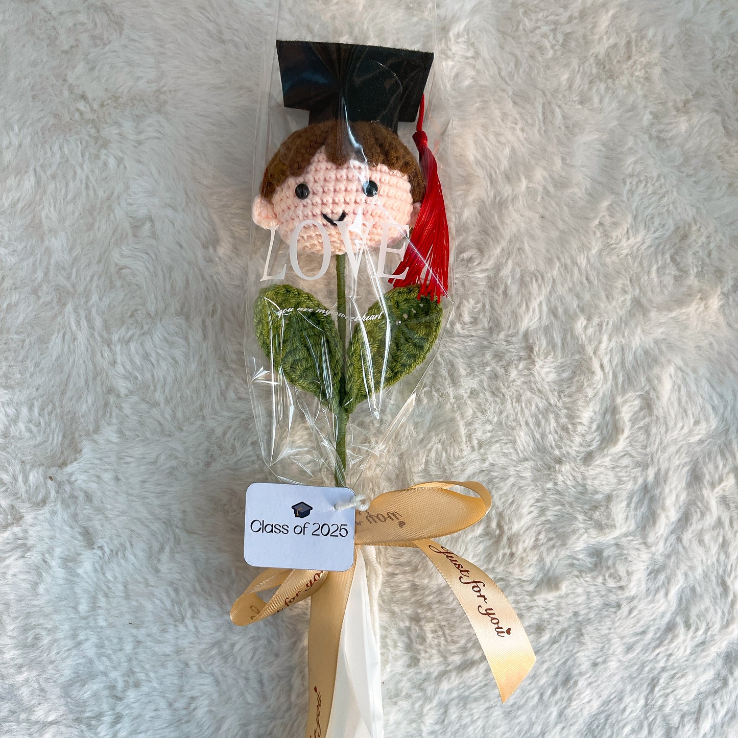 客製化鉤針編織畢業娃娃小花束 - 為畢業生打造的可客製化文字搭配3種髮色、可客製化「2025屆」卡片、透明包裝與緞帶 - 低敏畢業禮物、適合感謝師恩及校園活動