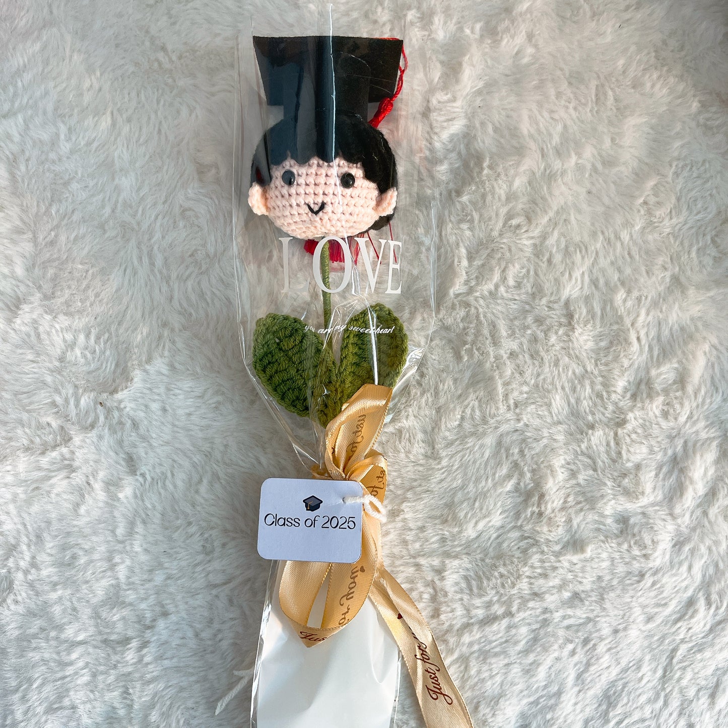客製化鉤針編織畢業娃娃小花束 - 為畢業生打造的可客製化文字搭配3種髮色、可客製化「2025屆」卡片、透明包裝與緞帶 - 低敏畢業禮物、適合感謝師恩及校園活動