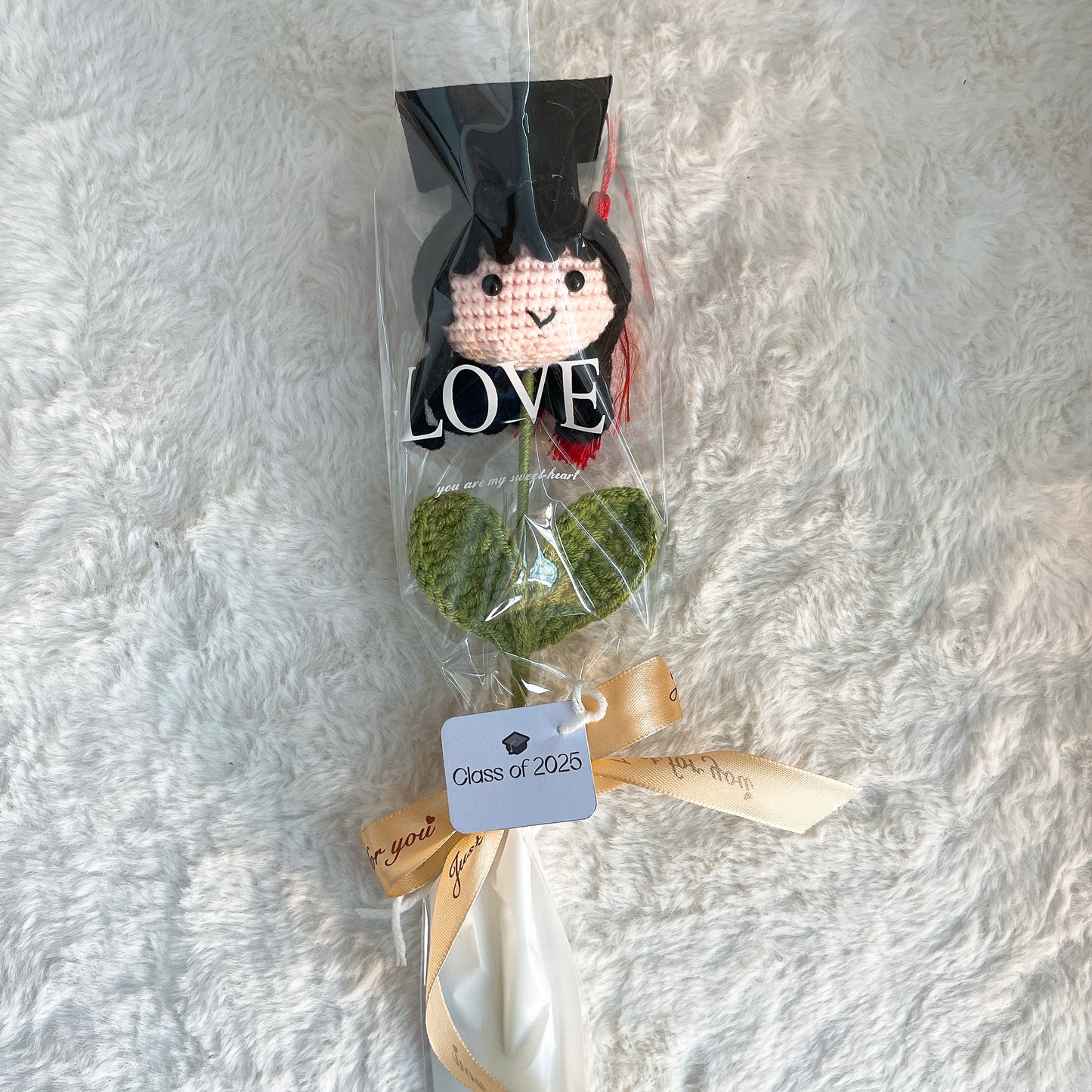 客製化鉤針編織畢業娃娃小花束 - 為畢業生打造的可客製化文字搭配3種髮色、可客製化「2025屆」卡片、透明包裝與緞帶 - 低敏畢業禮物、適合感謝師恩及校園活動