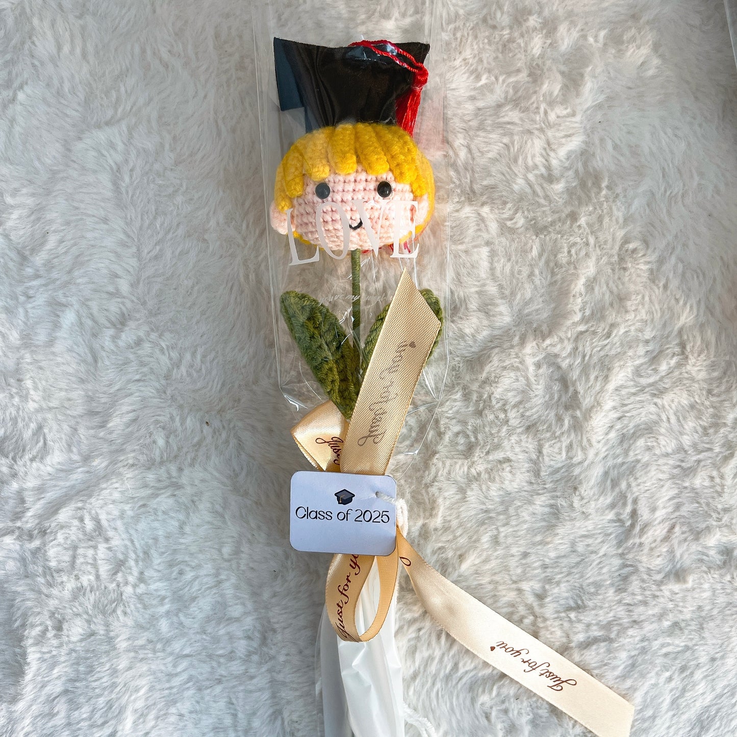 客製化鉤針編織畢業娃娃小花束 - 為畢業生打造的可客製化文字搭配3種髮色、可客製化「2025屆」卡片、透明包裝與緞帶 - 低敏畢業禮物、適合感謝師恩及校園活動