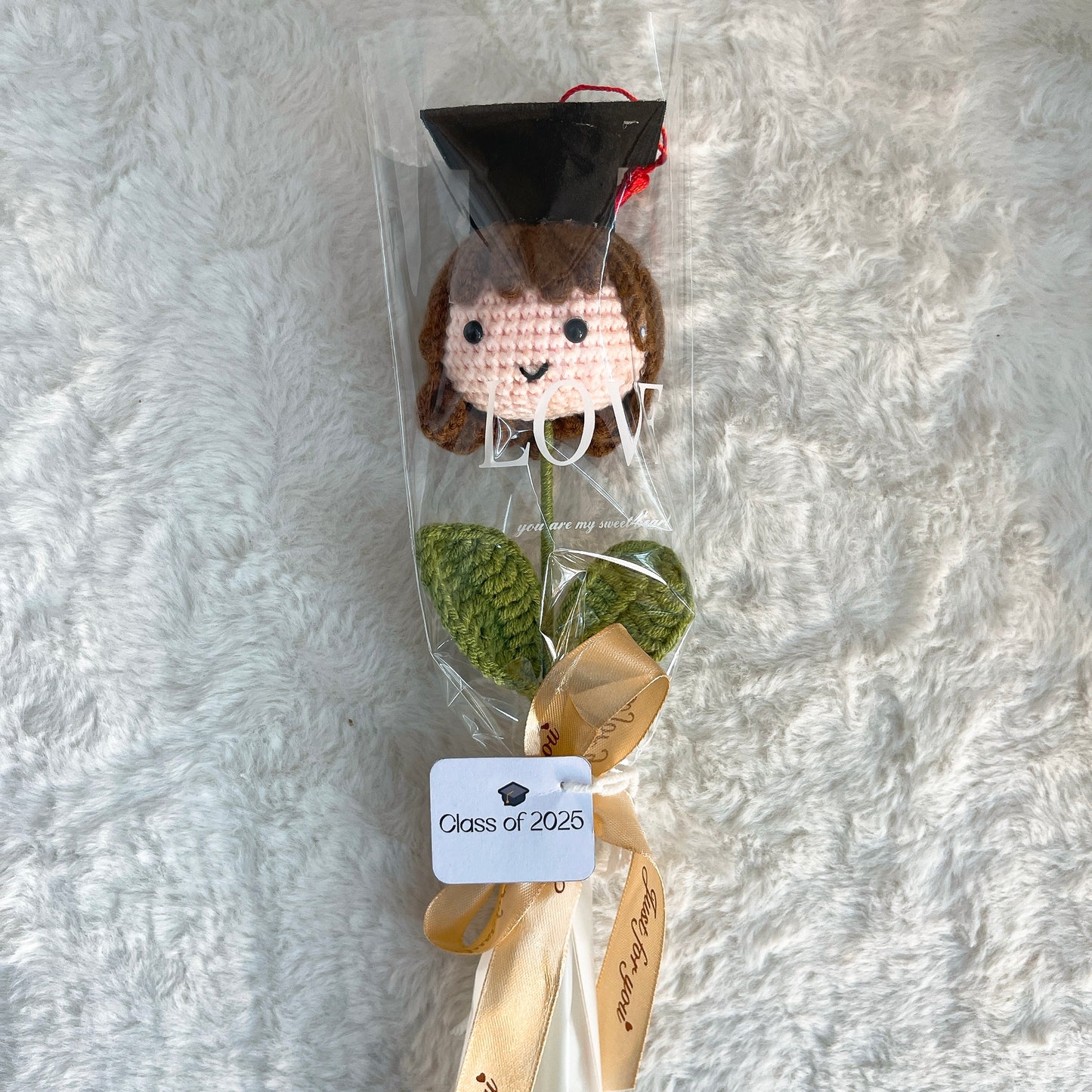 客製化鉤針編織畢業娃娃小花束 - 為畢業生打造的可客製化文字搭配3種髮色、可客製化「2025屆」卡片、透明包裝與緞帶 - 低敏畢業禮物、適合感謝師恩及校園活動