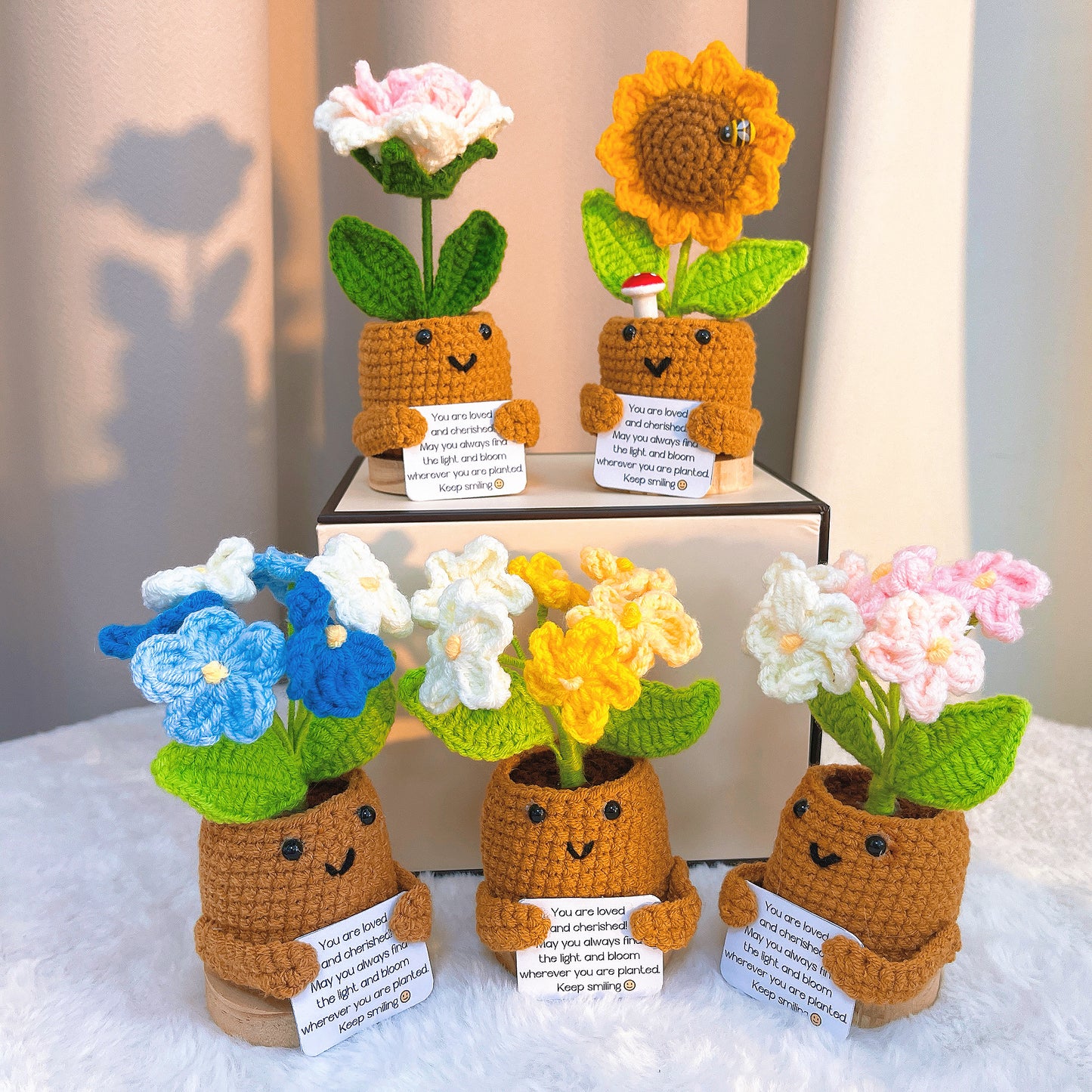 手工鉤針編織花卉支持型花盆 - 帶笑臉的木質底座,搭配可客製化訊息卡的玫瑰、勿忘我、向日葵 - 適合情人節、母親節及暖房派對的低敏禮物