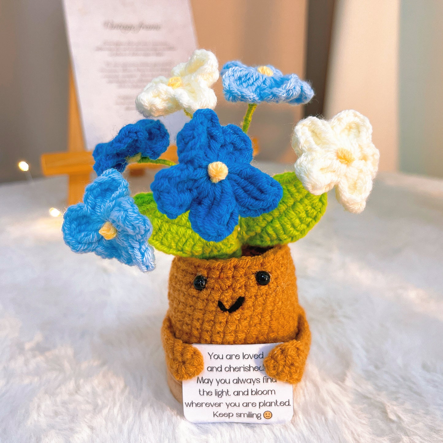 手工鉤針編織花卉支持型花盆 - 帶笑臉的木質底座,搭配可客製化訊息卡的玫瑰、勿忘我、向日葵 - 適合情人節、母親節及暖房派對的低敏禮物